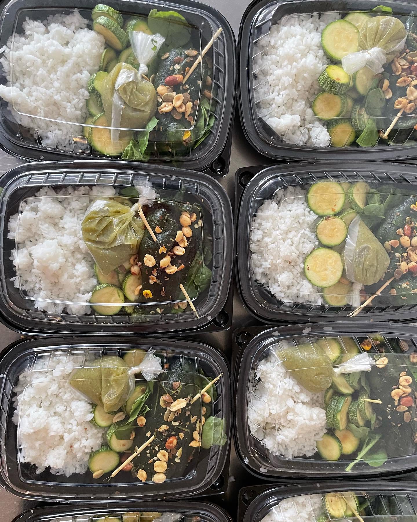 Planes de meal prep y comida saludable en recipientes de cristal por NutrifitnessGDL